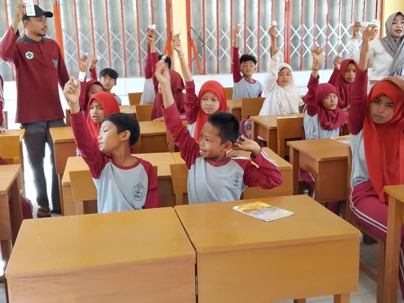 Siswa  SDN 9 Curah Tatal Terima Pemberian Obat Cacing dari Puskesmas Arjasa